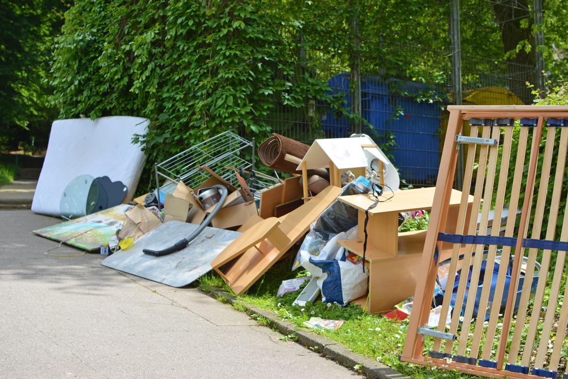 Non aux poubelles, aux détritus aux dépôts sauvages, et aux crottes de chiens sur l’espace public