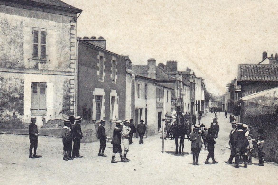 11 > La Haute rue, les commerces, la place de la Cohue et la maison Fouché