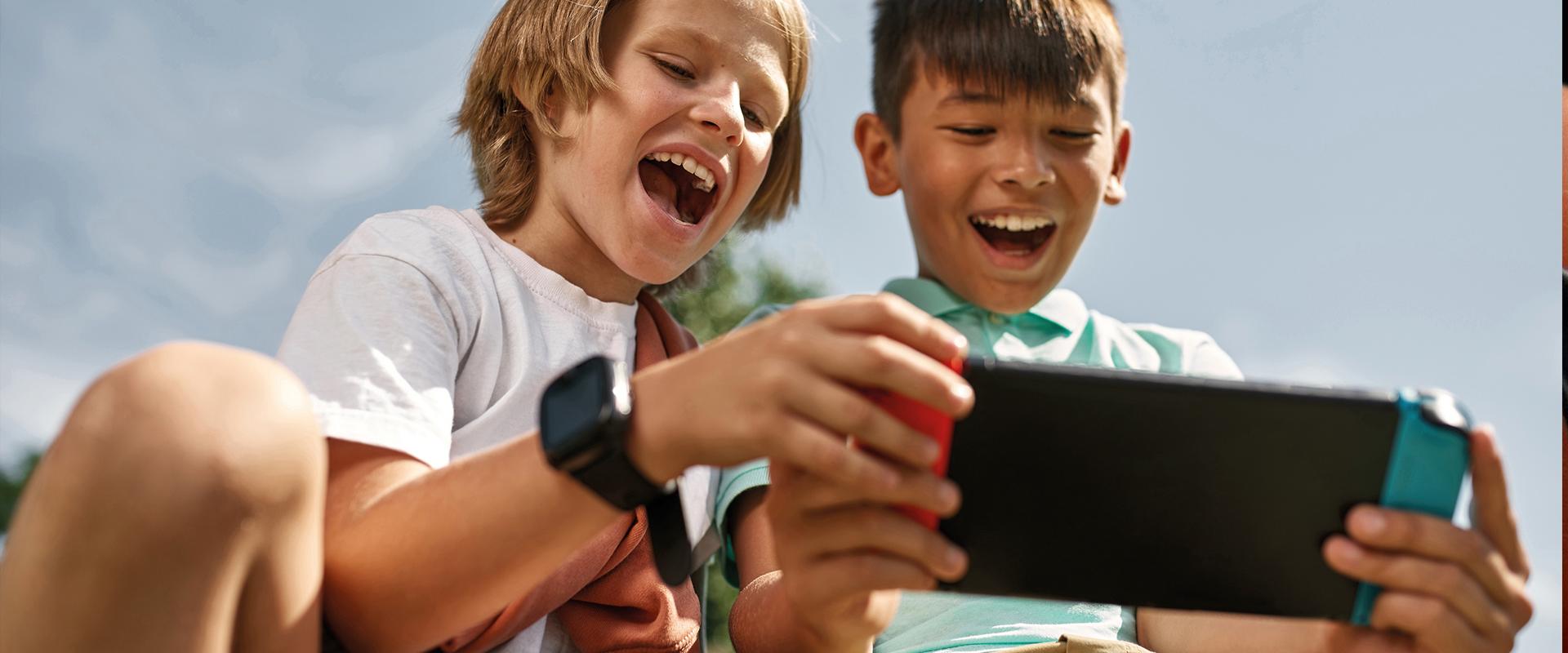 Enfant qui jouent à la console de jeux