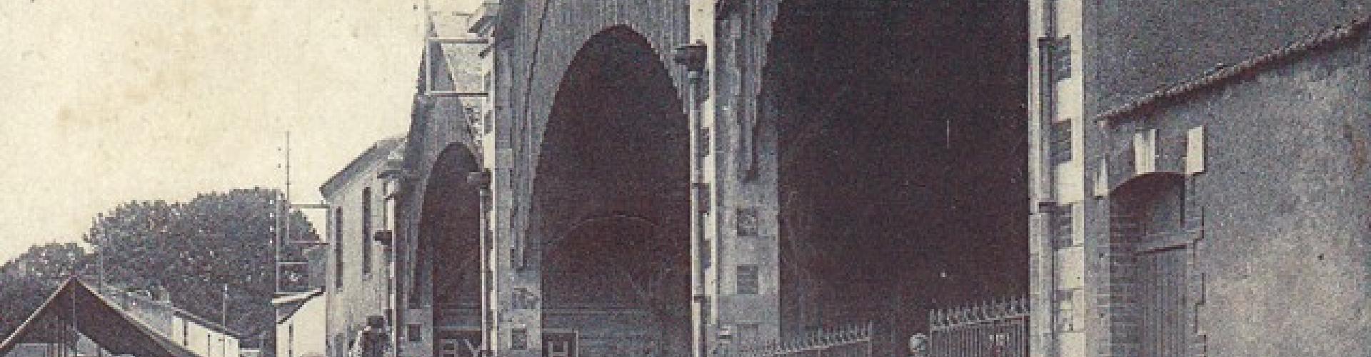 13 > Les halles, son linteau et la salle des fêtes